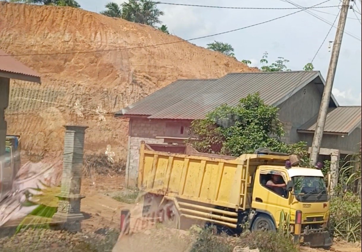 Aktivitas Galian C ilegal yang dikelola Jos di Kelurahan Tanjung Selamat, Kecamatan Padang Tualang, Langkat.