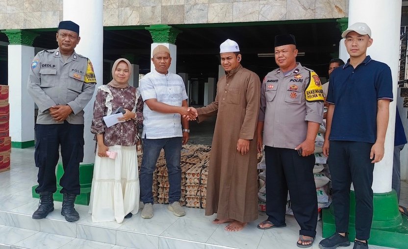 Perwakilan PT MTJ menyerahkan paket bahan pangan ke Kampung Persulukan Tuan Guru Besilam.