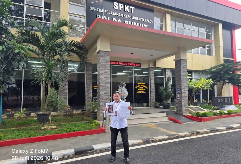 Pengadilen Sembiring, kuasa hukum RA membuat laporan ke Mapolda Sumut terkait penyebaran berita bohong.
