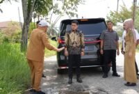 Pimpinan DPRD Sumut Ricky Anthony bersama OPD dari Pemrov Sumut dan Kecamatan Pangkalan Susu meninjau infrastruktur.