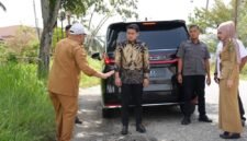Pimpinan DPRD Sumut Ricky Anthony bersama OPD dari Pemrov Sumut dan Kecamatan Pangkalan Susu meninjau infrastruktur.
