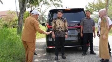Pimpinan DPRD Sumut Ricky Anthony bersama OPD dari Pemrov Sumut dan Kecamatan Pangkalan Susu meninjau infrastruktur.