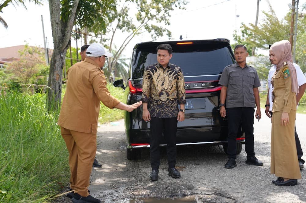 Pimpinan DPRD Sumut Ricky Anthony bersama OPD dari Pemrov Sumut dan Kecamatan Pangkalan Susu meninjau infrastruktur.