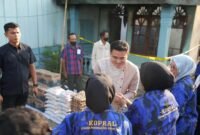 PImpinan DPRD Sumut Ricky Anthony memberikan bantuan bahan pangan dan tali asih kepada Sunardi dan Misno yang rumahnya terbakar.