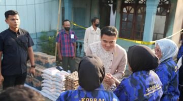 PImpinan DPRD Sumut Ricky Anthony memberikan bantuan bahan pangan dan tali asih kepada Sunardi dan Misno yang rumahnya terbakar.